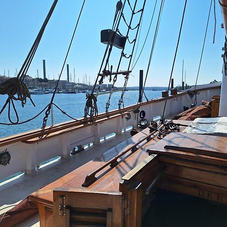 东考斯 Historic Wooden Ship 'Ursula'酒店 外观 照片